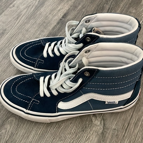 VANS Men’s 7.5 BLUE $70
Excellent Condition - Picture 3 of 7